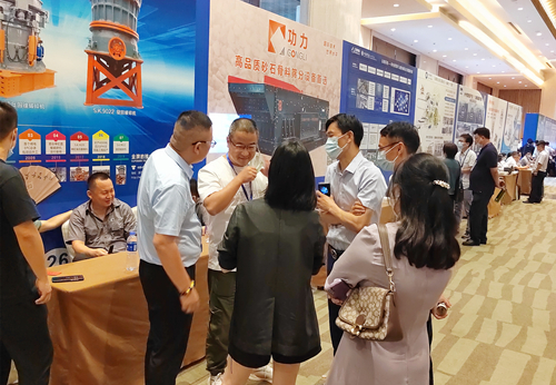 Ag环亚集团(Asia Gaming)展位前咨询客户络绎不绝